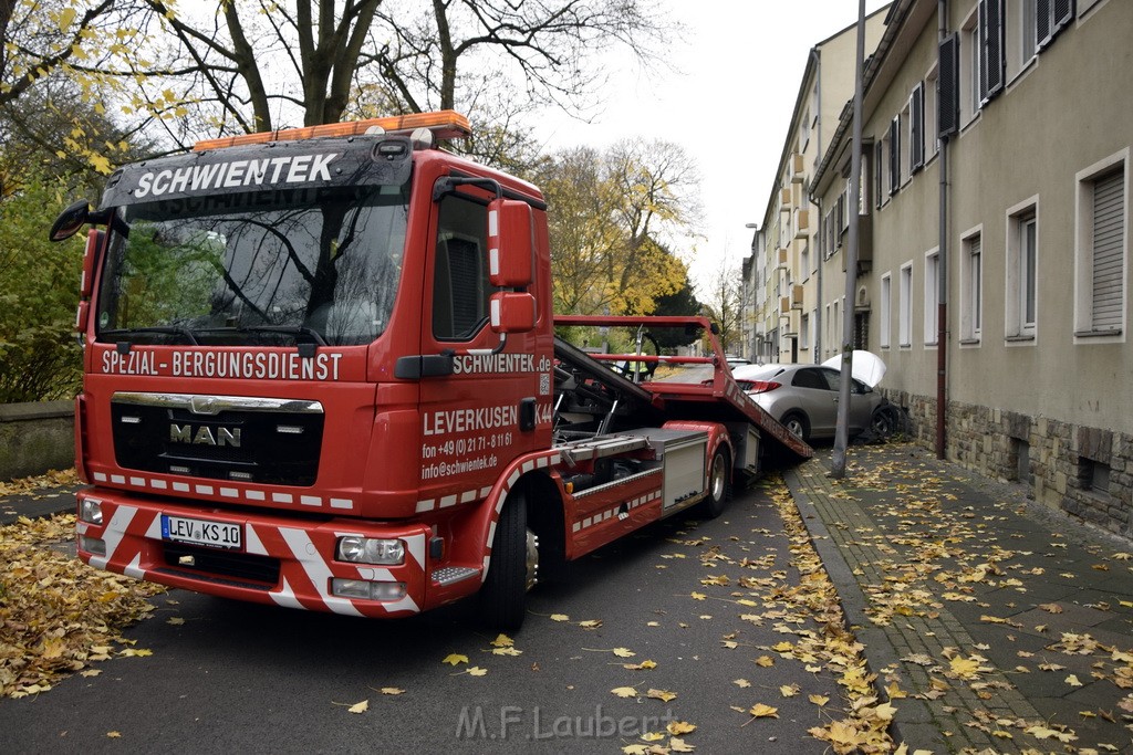 VU PKW gegen Hauswand Leverkusen Wiesdorf Kaiserstr P15.JPG - Miklos Laubert